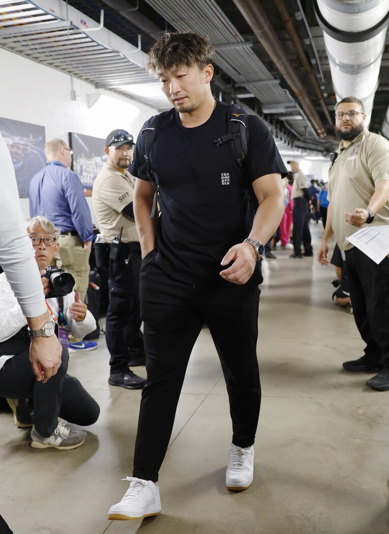 右足を引きずっていた鈴木誠也。その目は赤かった　©KYODO