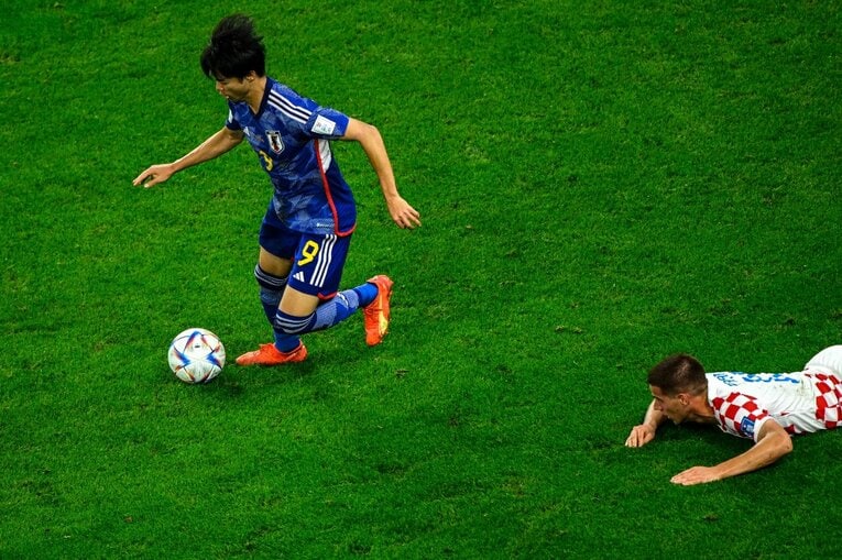 カタールW杯での三笘　©Takuya Sugiyama/JMPA