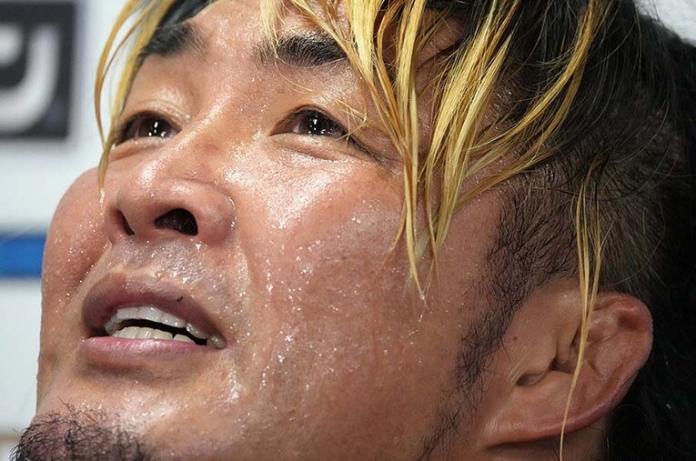 7月24日に大田区総合体育館で行われた『G1 CLIMAX 32』Cブロック公式戦。内藤哲也を下した棚橋弘至は、涙をこらえるように天を仰いだ ／ photograph by Essei Hara