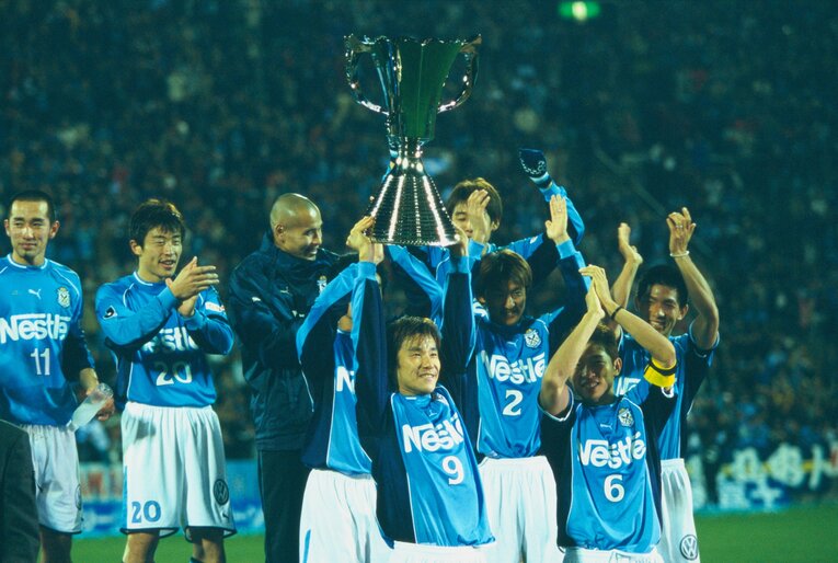 2002年セカンドステージを制してカップを掲げる中山雅史　©︎Kazuaki Nishiyama