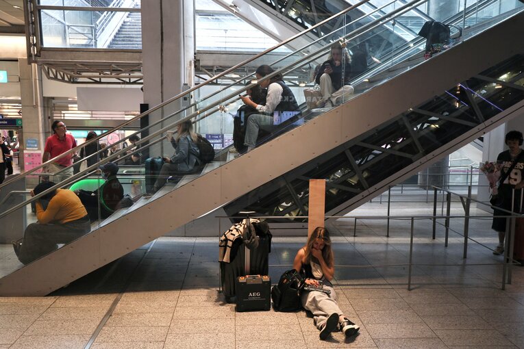 高速鉄道TGVの路線で破壊行為が行われ、混雑するモンパルナス駅　©JIJI PRESS