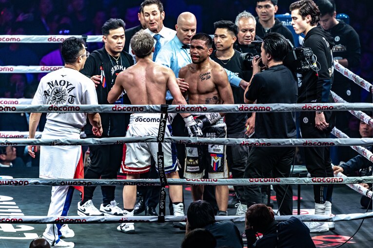 タパレスと健闘を称え合う　©Takuya Sugiyama