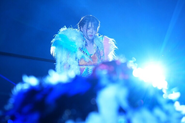 イヨ・スカイを見つめる岩谷麻優　©Essei Hara