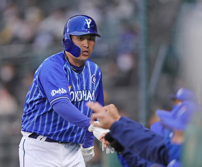 タイムリーで本塁に生還し、祝福される佐野。今季は得点の機会が格段に増えた