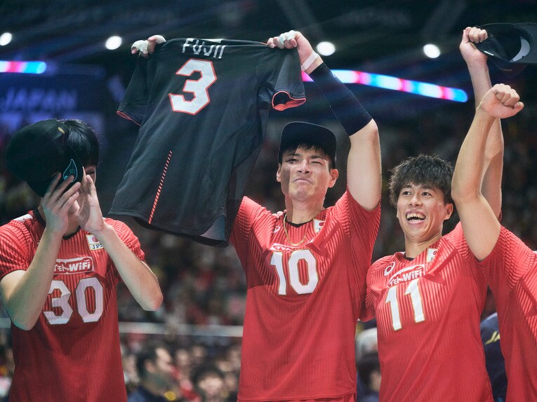 昨秋のパリ五輪予選、故・藤井直伸さんのユニフォームをコーチに持ち込んだのは同じ東レアローズでプレーした富田だった　©︎Yuki Suenaga