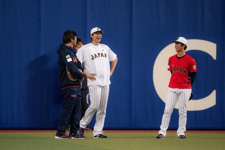 水原通訳の横で豪快に笑う大谷（3月3日のWBC壮行試合前）　©Nanae Suzuki