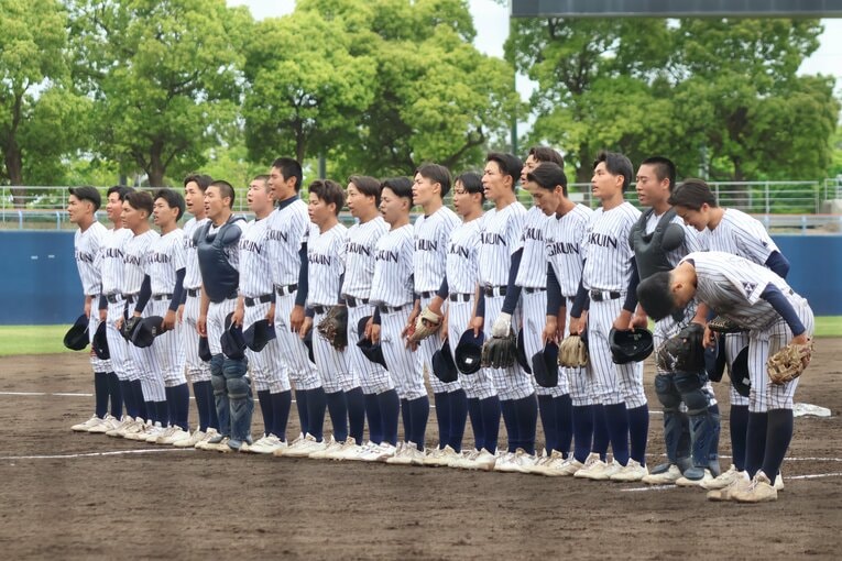 「ノーサイン野球」を貫く大阪学院大高は、もちろん髪型も自由。選手は丸刈りからロン毛まで多様　©Fumi Sawai