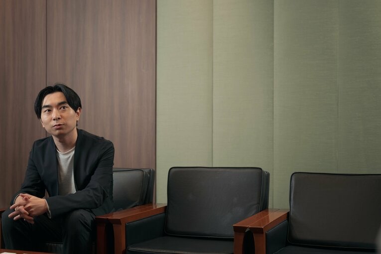 32歳になった現在の塩越　©Shiro Miyake