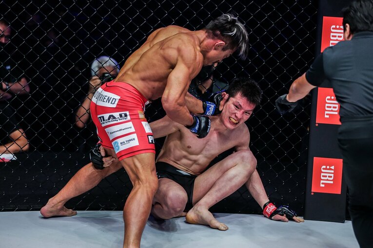 2ラウンドは秋山が打撃で圧倒　©ONE Championship