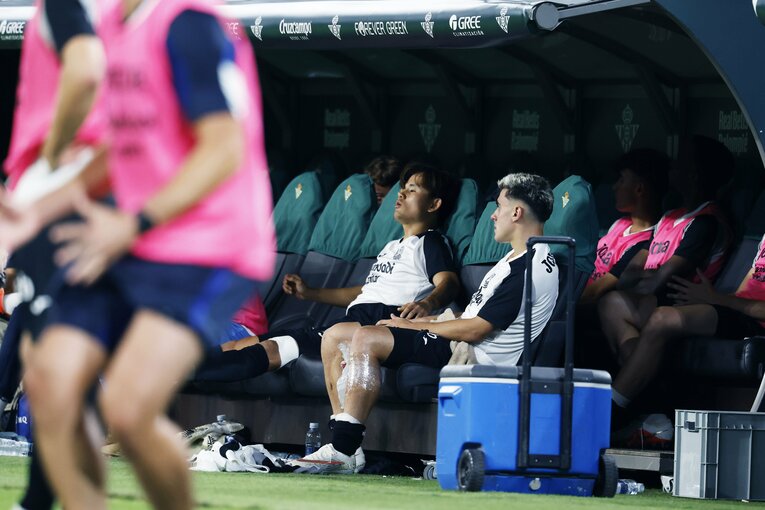 “W杯悪夢のケガ”久保建英「左ひざにテーピング」「タオルを叩きつけ怒り」スペイン復帰戦で敵地タクシー運転手が「クボ…2、3点取ってよ」なぜ？(6)
