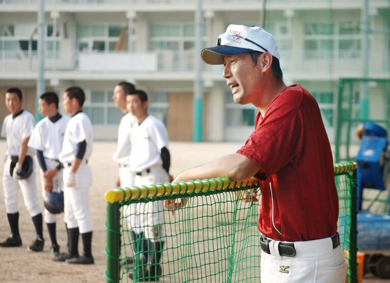 鳥栖工の大坪慎一監督。伊万里農林高→鹿島高→鳥栖工高と「地元の公立校」強化には定評がある　©KYODO