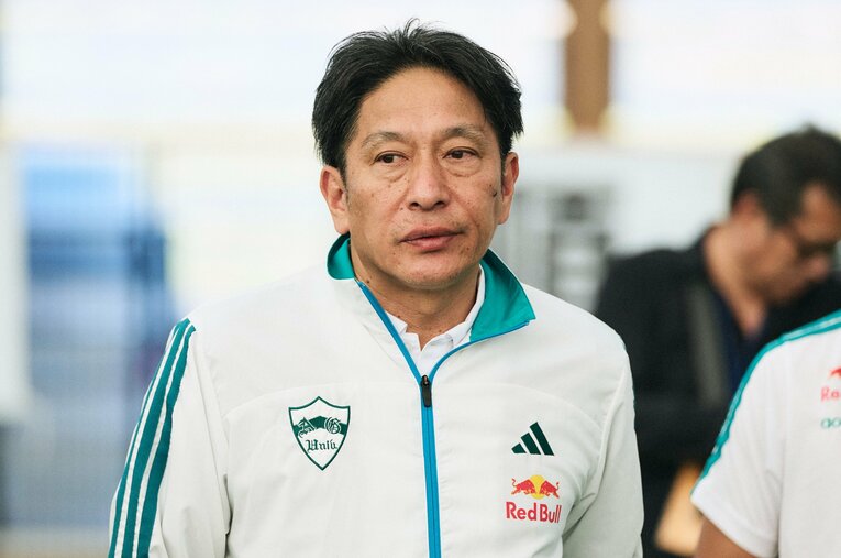 大会後には厳しい表情も見せた青学大の原監督　©Yuki Suenaga