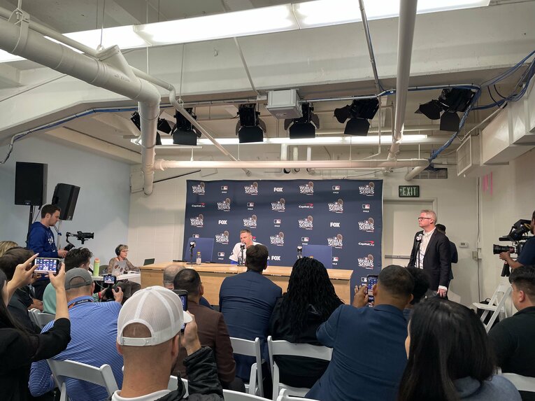 サヨナラ逆転本塁打後の会見。フリーマン本人も顔が紅潮していた　©NumberWeb