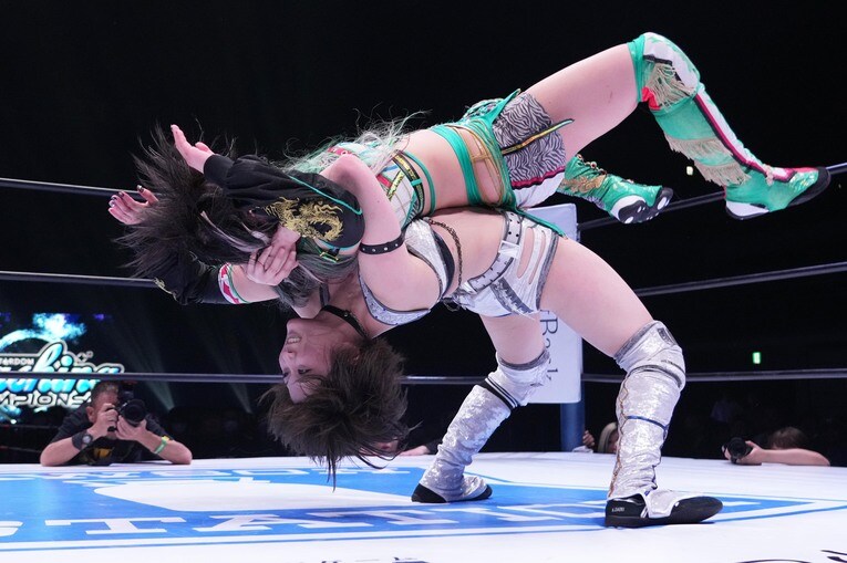 安納サオリvs.壮麗亜美　©Essei Hara