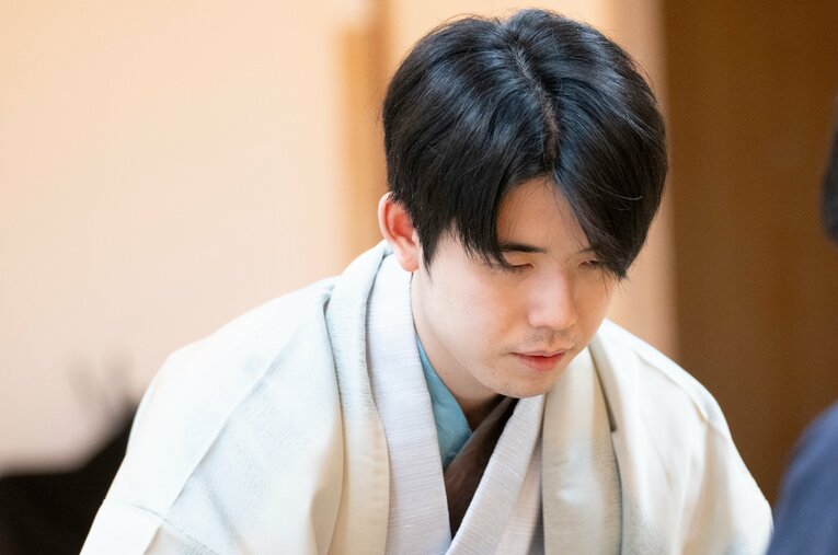 “二冠失冠”の可能性と不調説が取りざたされている藤井聡太六冠。トップ棋士の見立ては？ ／ photograph by Keiji Ishikawa