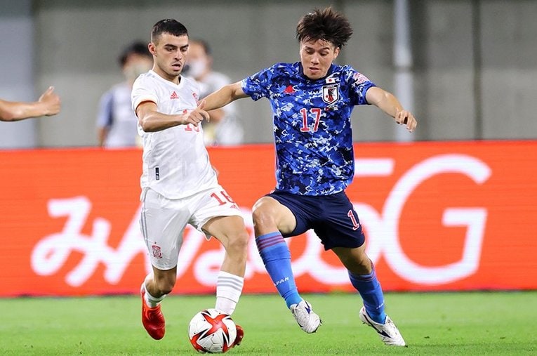 強化試合でのペドリと田中碧のマッチアップ。準決勝スペイン戦では無敵艦隊をぜひ撃退してほしい ／ photograph by Naoki Nishimura/AFLO SPORT