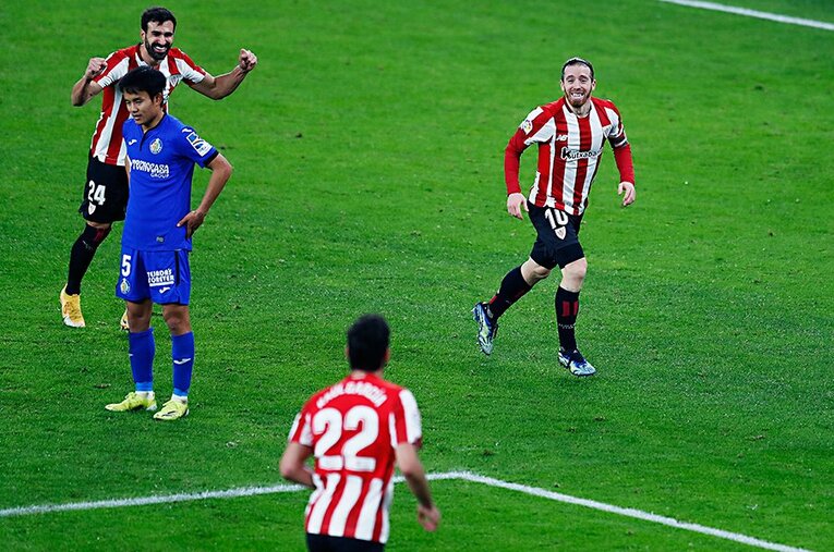 ムニアインを祝福するビルバオの選手たちと、肩を落とす久保建英。2人のテクニシャンは明暗が分かれる形となった ／ photograph by Daisuke Nakashima