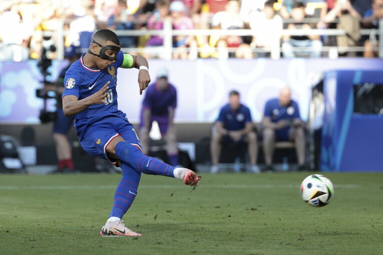 PKを決めた“覆面モード”のエムバペ　©Getty Images