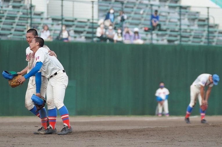 埼玉県大会5回戦、花咲徳栄対山村学園。サヨナラ負けで甲子園連続出場が「5」で途絶え、ショックを受ける花咲徳栄の選手たち ／ photograph by Sankei Shimbun