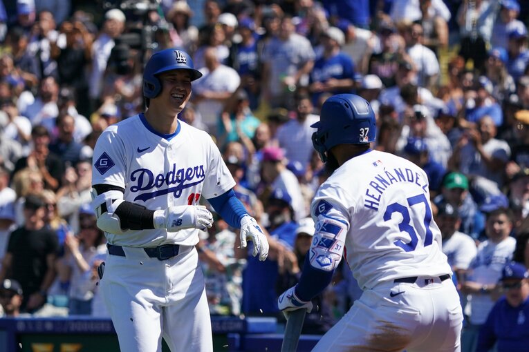 チームメイトの歓迎に笑顔で応える大谷　©︎Shizuka Minami