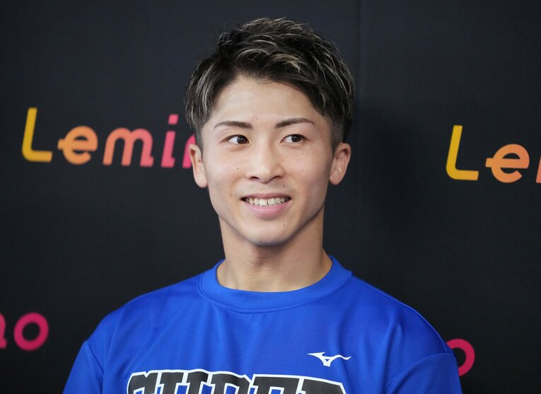 取材に応じる井上尚弥　©Naoki Fukuda