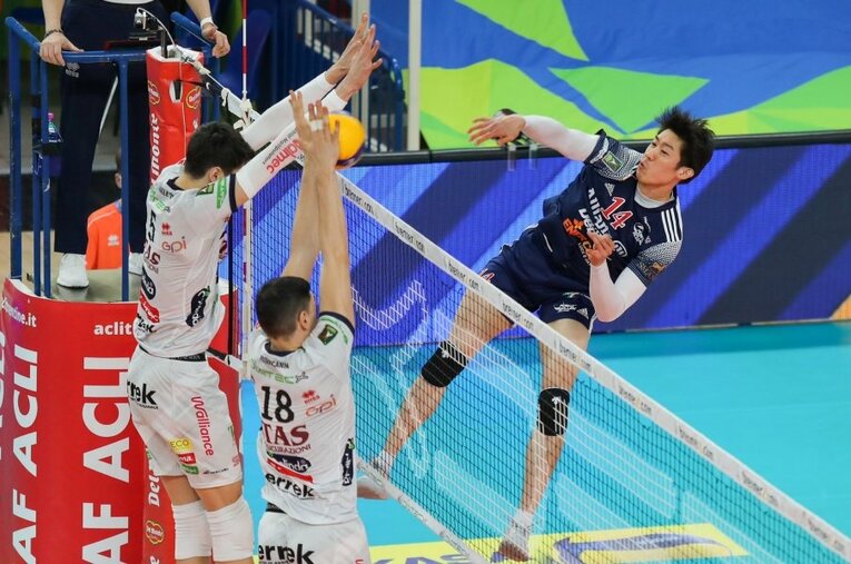 イタリアでの厳しい争いの中で成長してきた石川。その経験を日本代表へ還元していく ／ photograph by Powervolley Milano