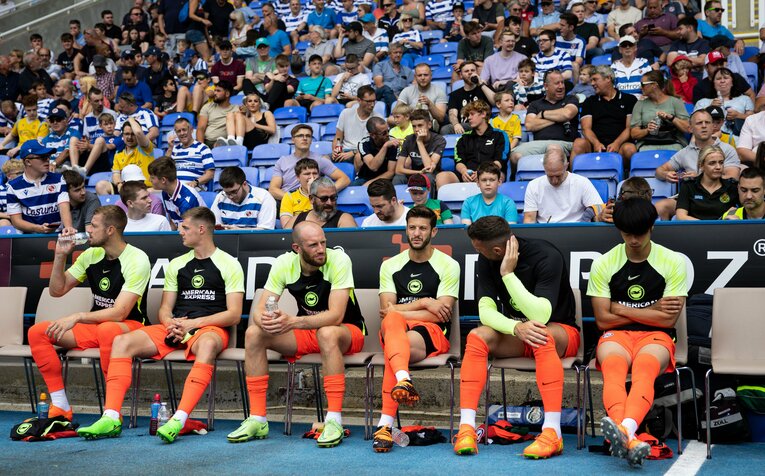 筆者が取材した昨年7月の練習試合、レディング戦。三笘は右端に座っている　©AFLO