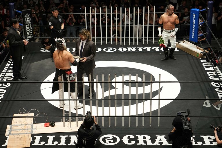 新日本プロレス社長の棚橋弘至がリングに上がり、選手権宣言を行った　©Masashi Hara