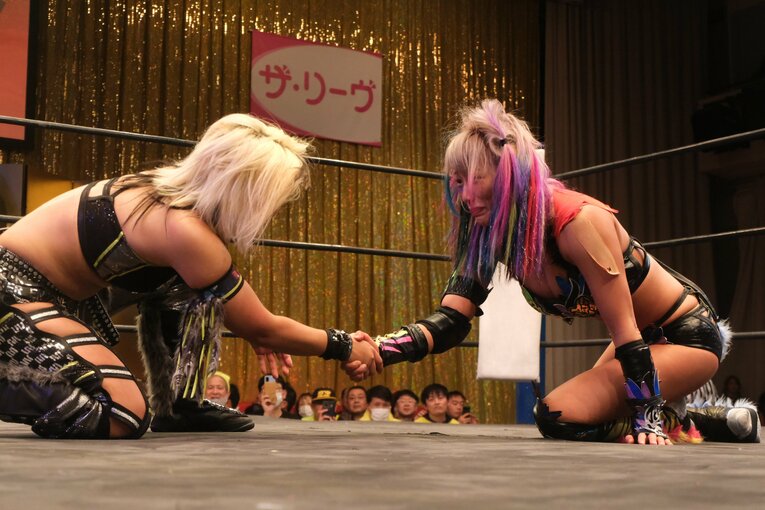 「スターダムをクビになって…」人気女子プロレスラーが初告白　ウナギ・サヤカ“超満員の自主興行”に密着して感じた「不思議な風格」(52)