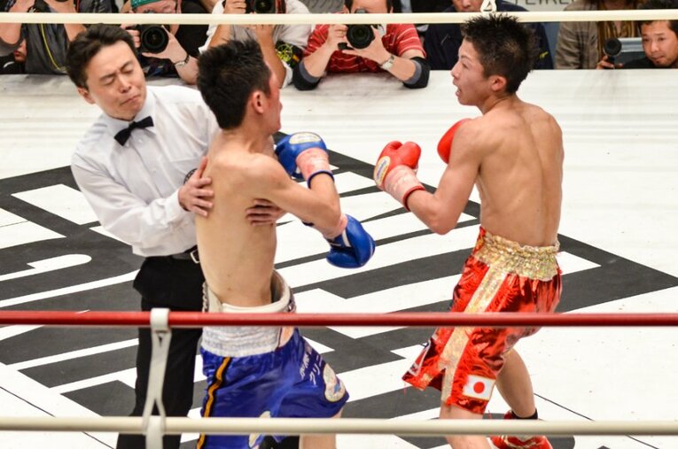 ベテランの佐野友樹を相手に10回TKO勝利を収めた20歳の井上尚弥。判定決着間近で試合を止めた中村勝彦レフェリーは多くの批判を浴びた ／ photograph by Hiroaki Yamaguchi