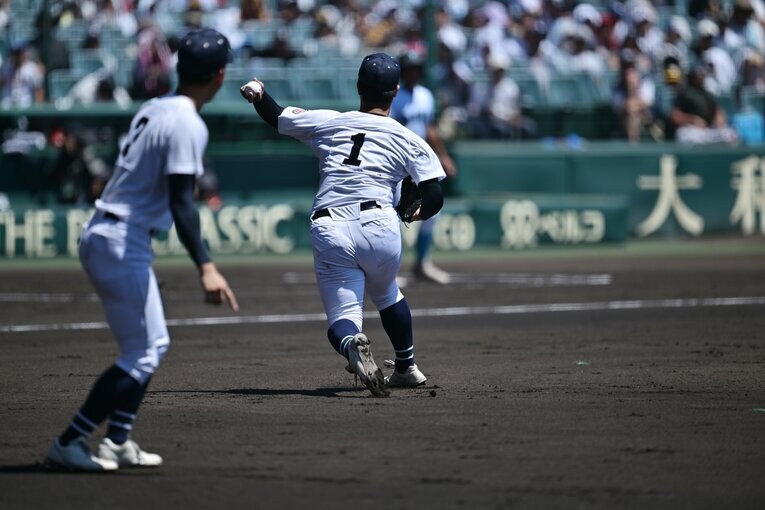 準決勝の6回、末吉良丞が三塁でアウトを取ろうとして、悪送球になった場面　©Hideki Sugiyama