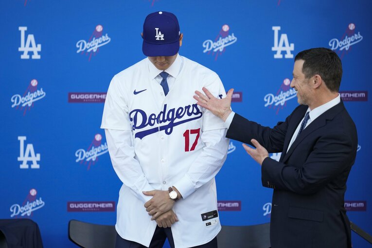 最後の帽子を身につけて完成　©AP/AFLO