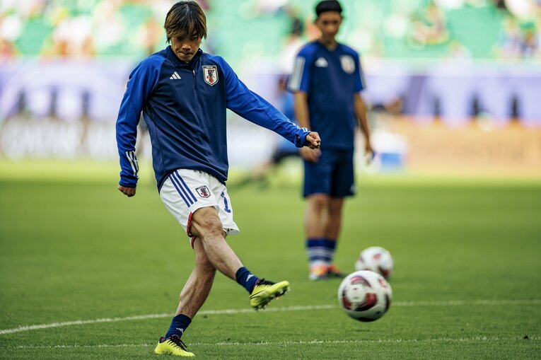 1月31日、バーレーン戦前にアップを行う伊東純也（4枚目／全5枚）©Kiichi Matsumoto