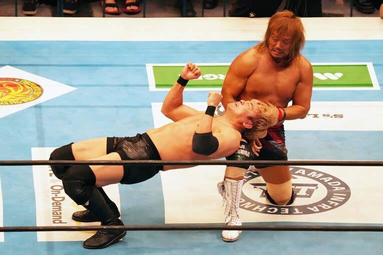 ヒザを使った首折りを見せる内藤哲也