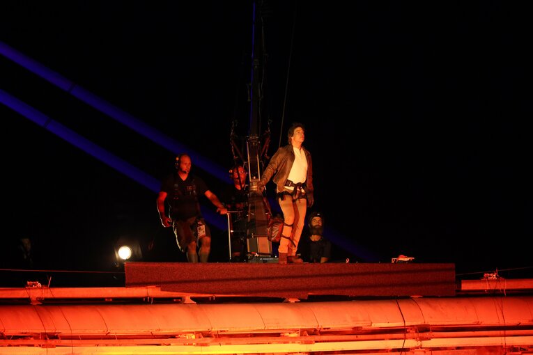 閉会式、トム・クルーズ登場で大騒ぎ（全10枚中の1枚目）　©Tetsuya Higashikawa/JMPA