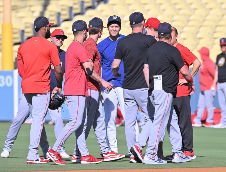 試合前、エンゼルスの選手たちと笑顔で会話する大谷　©JIJI PRESS