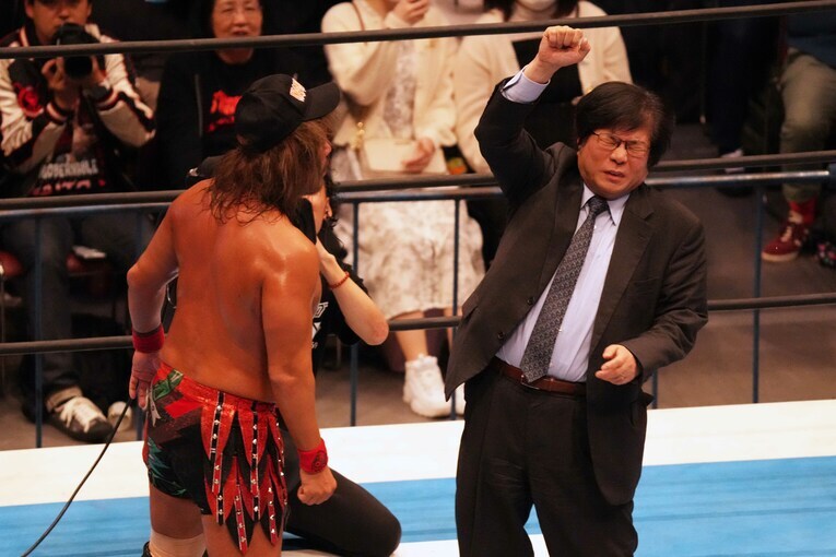 木谷高明オーナーにツバを浴びせる暴挙に出た内藤哲也　©Essei Hara