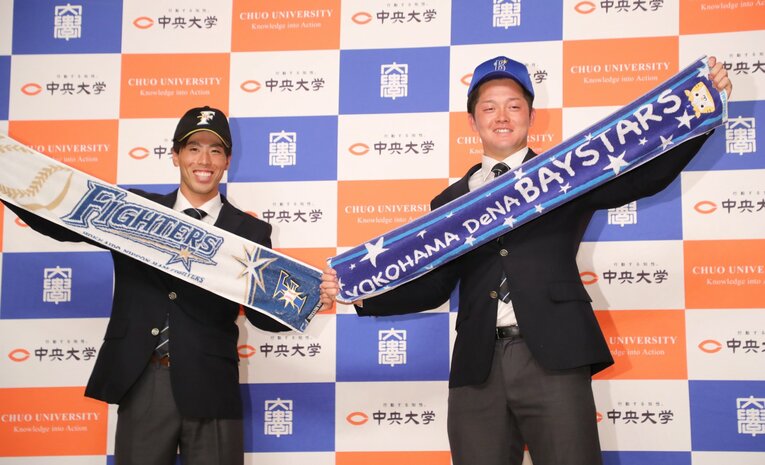 中央大時代の坂巻の同期2人。2020年ドラフト会議で五十幡亮汰は日本ハム2位、牧秀悟はDeNA2位でそれぞれプロ入りした　©Sankei Shimbun