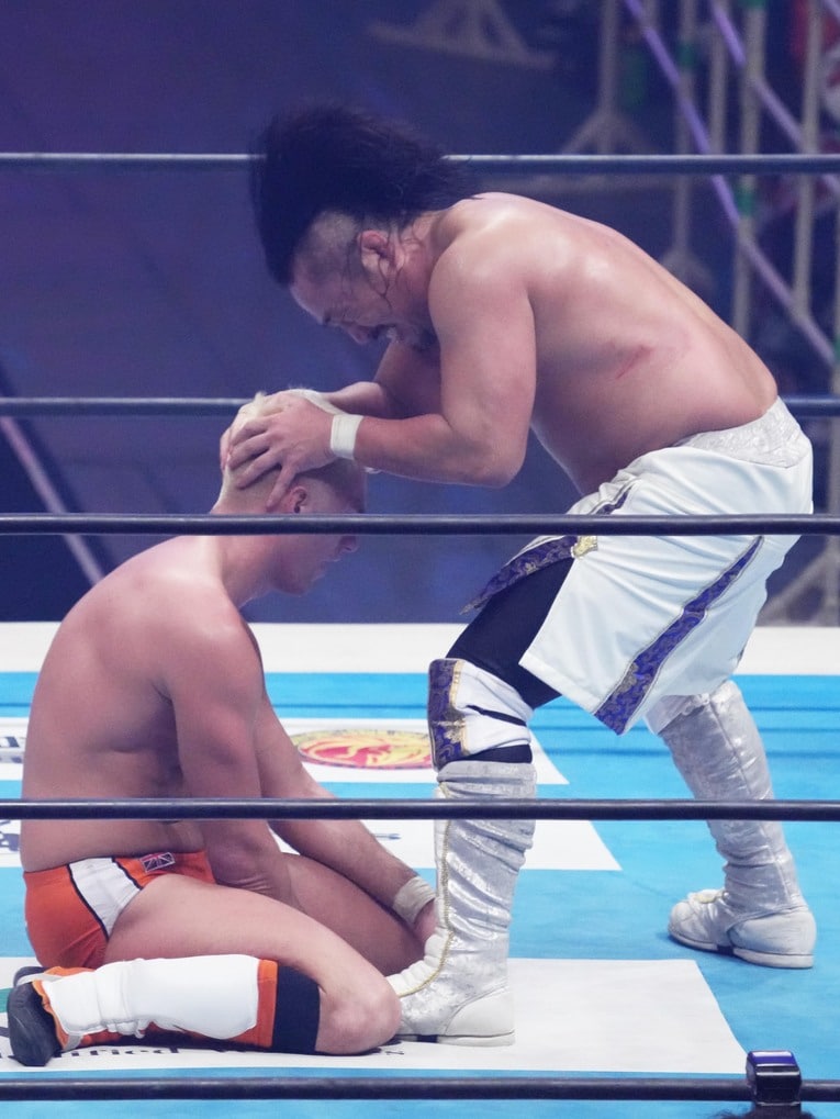 ザック・セイバーJr.の脳天に頭突きを放つ後藤洋央紀　©Essei Hara