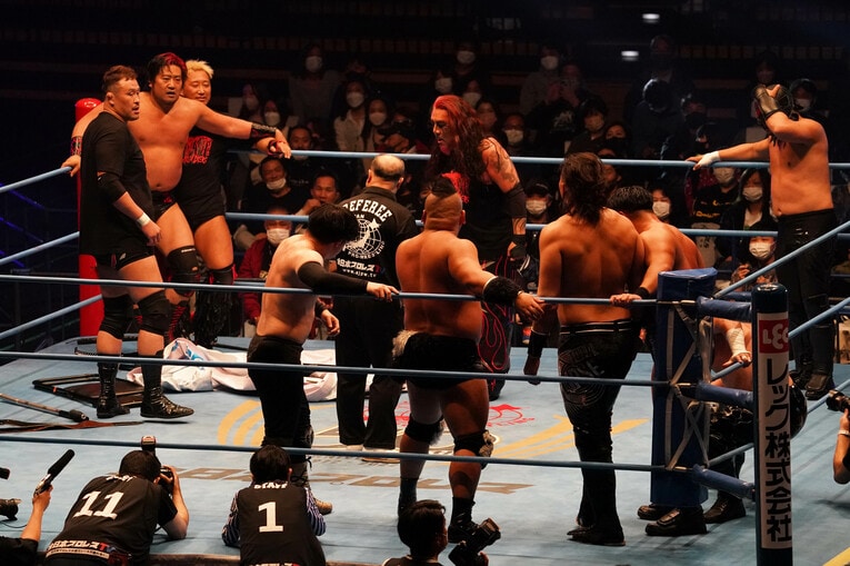 リング上で対峙する悪の軍団ブードゥー・マーダーズとトータルエクリプス