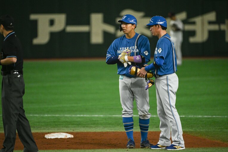 高城れにと結婚を発表した宇佐見（左）。リストバンドの紫はやっぱり……©Nanae Suzuki