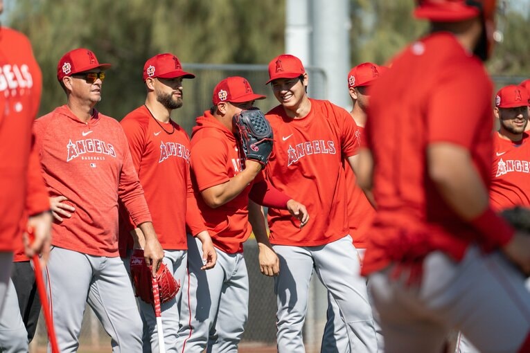 ベネズエラのホセ・スアレス投手と談笑する大谷　©Nanae Suzuki