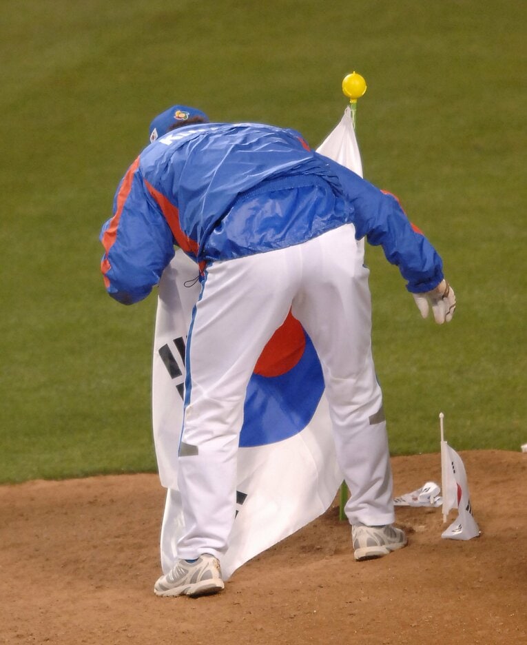 マウンドに太極旗が立てられ…　©Getty Images