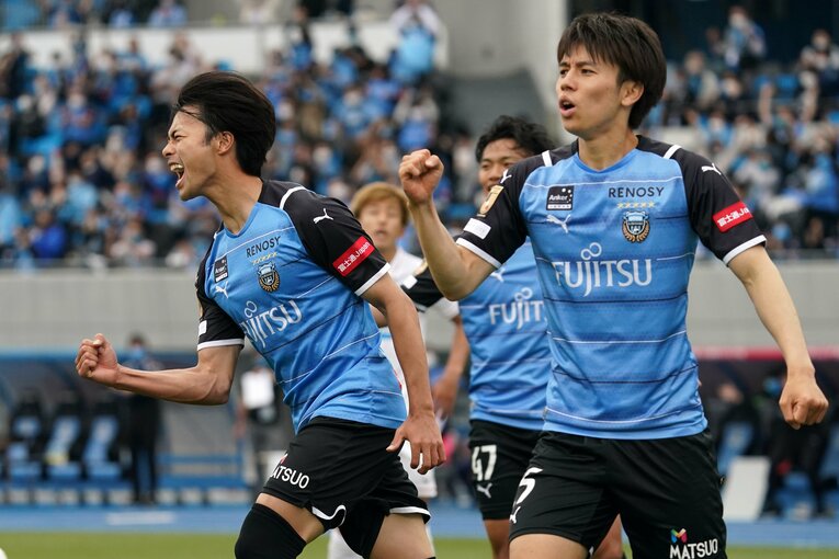 川崎フロンターレ時代の三笘薫、田中碧、旗手怜央（2021年）　©Etsuo Hara/Getty Images