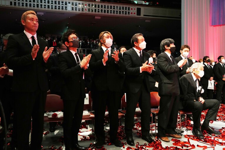 左からオカダ・カズチカ、古舘伊知郎、棚橋弘至、藤波辰爾、木谷高明、坂口征二