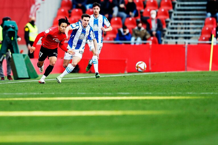 久保建英“オレが蹴る”FK弾→手荒い祝福に「い、痛いんですけど」 カメラマンが至近距離でとらえた一撃と、ファンから“感謝の大拍手”(17)