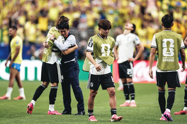 【テレビに映らなかったブラジル戦真相】試合後、涙、涙…ピッチに倒れ込む日本代表選手と励ます仲間たち。森保一監督の“痛恨の表情”も（写真は右に続きます）　©Kiichi Matsumoto/JMPA