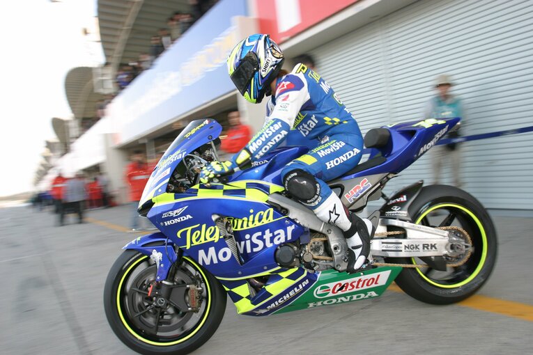 2003年の日本GP鈴鹿サーキットでピットアウトする加藤大治郎 ／ photograph by Satoshi Endo