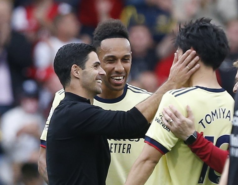 アルテタ監督やチームメートも冨安のハイパフォーマンスをわがことのように称えた　©REUTERS/AFLO