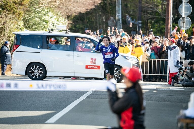 往路8位にゴール前から笑顔を浮かべる立教大・山本羅生（4年）　©Nanae Suzuki